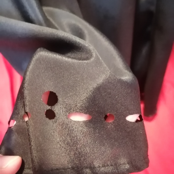 Flowly top with cut out design - Picture 7 of 7